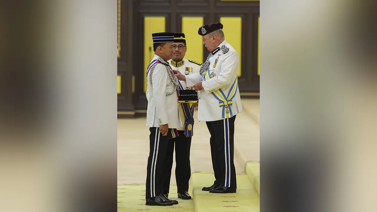 KUALA LUMPUR, 8 Okt - Yang di-Pertuan Agong Sultan Ibrahim berkenan mengurniakan Darjah Kebesaran Pangkat Pertama Panglima Gagah Pasukan Polis (PGPP) kepada Pengarah Cawangan Khas, PDRM Datuk Seri Ibrahim Darus pada Istiadat Pengurniaan Darjah Kepahlawanan Pasukan Polis dan Pingat Keberanian di Istana Negara hari ini.  - fotoBERNAMA (2026) HAK CIPTA TERPELIHARA