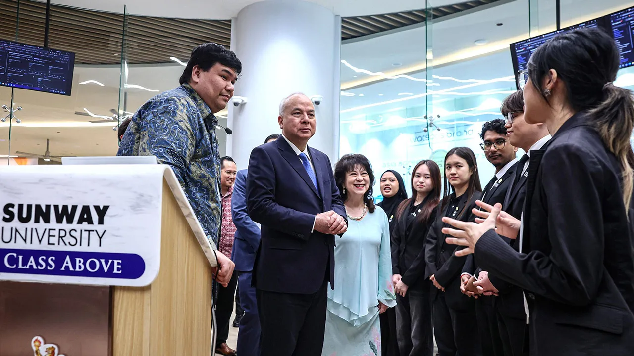 PETALING JAYA, Oct 12 - Sultan of Perak Sultan Nazrin Shah meets with students after the opening of the Global Tipping Points Conference 2026, here today.  - fotoBERNAMA