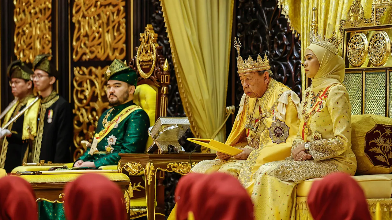 Sultan Sharafuddin berkenan menyampaikan titah diraja pada Istiadat Pemasyhuran Gelaran dan Mengangkat Sumpah serta Menjunjung Duli Orang- Orang Besar Istana dan Dato' Diraja Selangor dan Istiadat Pengurniaan Darjah Kebesaran Negeri Selangordi Balairung Seri, Istana Alam Shah hari ini.  - Foto Bernama