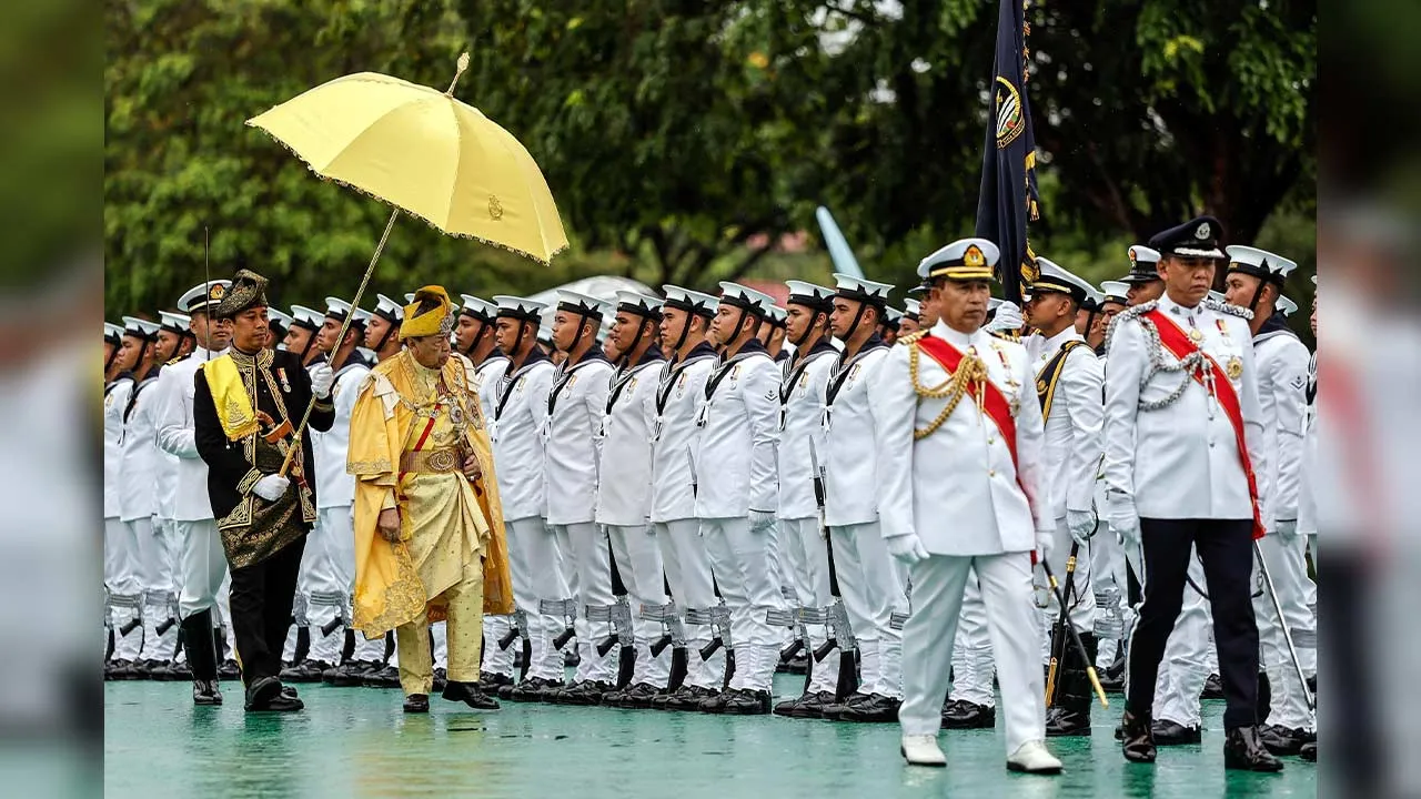 KLANG, 25 Okt -- Sultan Selangor Sultan Sharafuddin Idris Shah berkenan memeriksa barisan kawalan kehormat ketika berangkat pada Istiadat Pemasyhuran Gelaran dan Mengangkat Sumpah serta Menjunjung Duli Orang- Orang Besar Istana dan Dato' Diraja Selangor dan Istiadat Pengurniaan Darjah Kebesaran Negeri Selangor sempena Sambutan Jubli Perak Pemerintahan 25 Tahun Sultan Selangor di Balairung Seri Istana Alam Shah, hari ini.