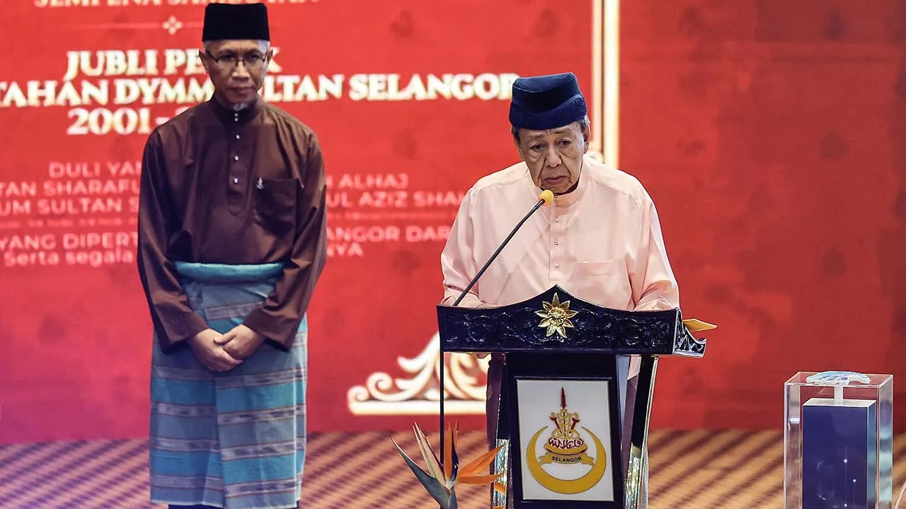 SHAH ALAM, 29 Okt -- Sultan Selangor Sultan Sharafuddin Idris Shah berkenan menyampaikan titah pada Majlis Multaqa Sultan Sharafuddin Idris Shah Alhaj: Legasi Kesultanan Selangor dalam Memperkasa Islam di Alam Melayu di Dewan Jubli Perak Sultan Abdul Aziz hari ini.  Turut hadir Mufti Selangor Datuk Dr Anhar Opir (kiri).  -- fotoBERNAMA (2026) HAK CIPTA TERPELIHARA