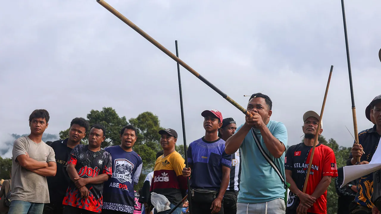 GUA MUSANG, 21 Okt -- Golongan belia Orang Asli suku Temiar berkumpul beramai-ramai untuk berlatih dan mengasah kemahiran menyumpit ketika ditemui di Pos Belatim baru-baru ini.  Setiap batang sumpit masyarakat Orang Asli suku Temiar mempunyai keistimewaan tersendiri, bukan sahaja dari segi bahan dan ukiran, malah reka bentuknya turut disesuaikan mengikut cita rasa serta keselesaan pemilik.  --fotoBERNAMA (2026) HAK CIPTA TERPELIHARA