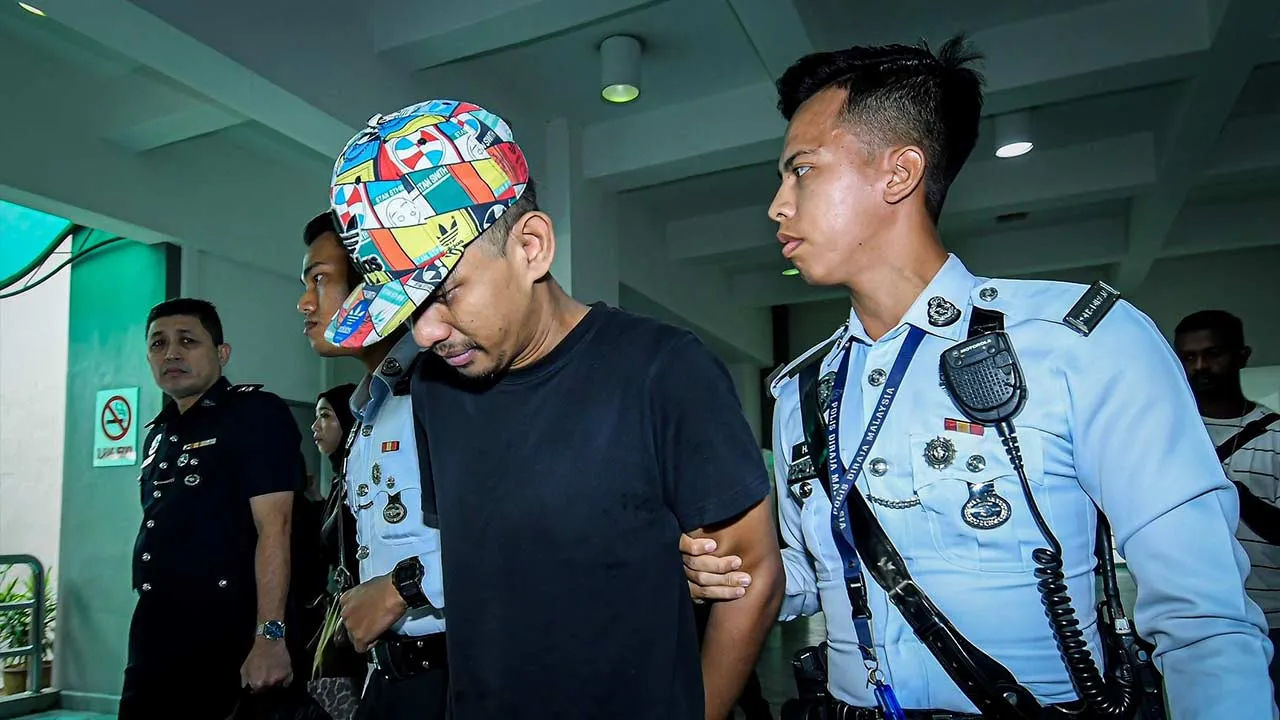 SHAH ALAM, 8 Okt - Pemandu e-panggilan Muhamad Syafiq Ibrahim mengaku tidak bersalah di Mahkamah Majistret di sini hari ini atas tiga pertuduhan termasuk menyebabkan kematian seorang penuntut Institusi Pengajian Tinggi Swasta (IPTS) warga Maldives dalam satu kemalangan, Ahad lepas.  Muhamad Syafiq, 37, membuat pengakuan itu selepas kesemua pertuduhan dibacakan di hadapan Majistret Muhammad Syafiq Sulaiman.