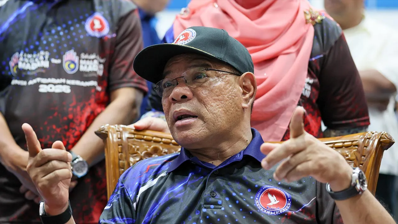 JERTIH, 18 Okt -- Menteri Dalam Negeri Datuk Seri Saifuddin Nasution Ismail bercakap pada sidang media selepas Majlis Peluncuran Kampung Angkat MADANI dan Sekolah Angkat MADANI di Felda Tenang, hari ini.  -- fotoBERNAMA (2026) HAK CIPTA TERPELIHARA