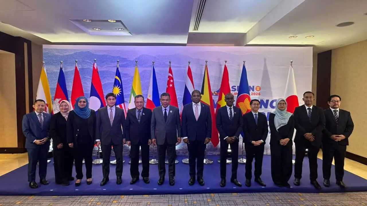 AMMTC KE-20 MELABUHKAN TIRAI, KERJASAMA KESELAMATAN ASEAN TERUS DIPERKUKUH Alhamdulillah, selesai sudah Mesyuarat Menteri-Menteri ASEAN Mengenai Jenayah Rentas Sempadan Ke-20 (AMMTC) yang berlangsung di Makati City, Filipina. Majlis Makan Malam Gala sempena penutupan AMMTC malam tadi berlangsung dalam suasana cukup mesra dan santai, diserikan dengan persembahan kebudayaan yang memperlihatkan keunikan dan kekayaan warisan seni Filipina selaku tuan rumah._FB Saifuddin Nasution Ismail