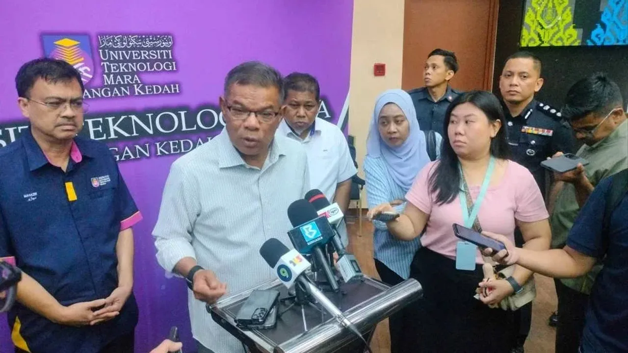 Saifuddin (dua dari kiri) hadir ke Townhall Madani bersama Menteri Dalam Negeri di Universiti Teknologi Mara (UiTM) Merbok pada Selasa._Sinar Harian