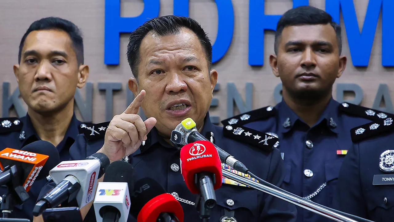 Pemangku Pesuruhjaya Polis Sarawak DCP Saifullizan Ishak pada sidang media mengenai jenayah pecah kubur di Ibu Pejabat Polis Kontinjen (IPK) Sarawak, hari ini.  -- fotoBERNAMA