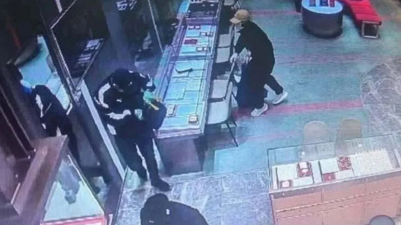 Pada 17 Ogos lepas, sebanyak 81 barang kemas pelbagai jenis seberat 2.5kg bernilai lebih RM1.7 juta dilaporkan dilarikan tiga lelaki bersenjatakan kapak dan kuku kambing dari sebuah kedai emas di pusat beli-belah berkenaan._Sinar Harian