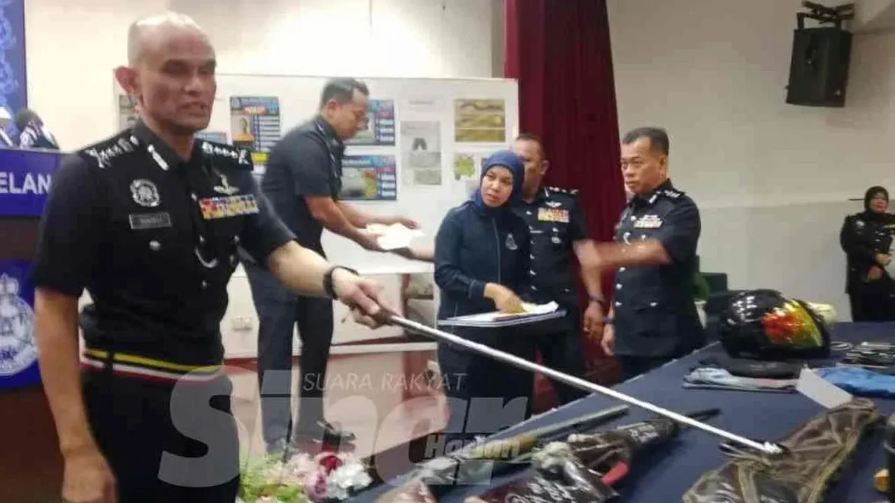 Shazeli menunjukkan antara peralatan yang dirampas dalam operasi dijalankan sebelum ini. -- SINAR HARIAN