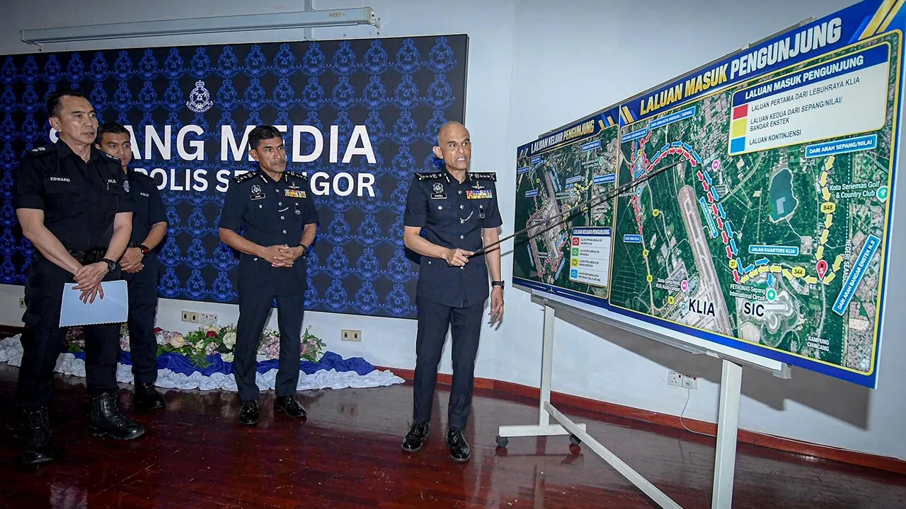 SHAH ALAM, 1 Okt - Ketua Polis Selangor Datuk Shazeli Kahar (kanan) memberi penerangan kepada pemberita mengenai peta laluan keluar dan masuk pengunjung ketika sidang media berhubung penugasan kawalan keselamatan dan lalu lintas sempena penganjuran Gulf Air Bahrain Formula 1 GP Malaysia di Litar Antarabangsa Sepang, manakala Timbalannya DCP Mohd Zaini Abu Hassan (dua, kanan) memerhatikan, di Ibu Pejabat Polis Kontinjen Selangor, hari ini. - fotoBERNAMA (2026) HAK CIPTA TERPELIHARA