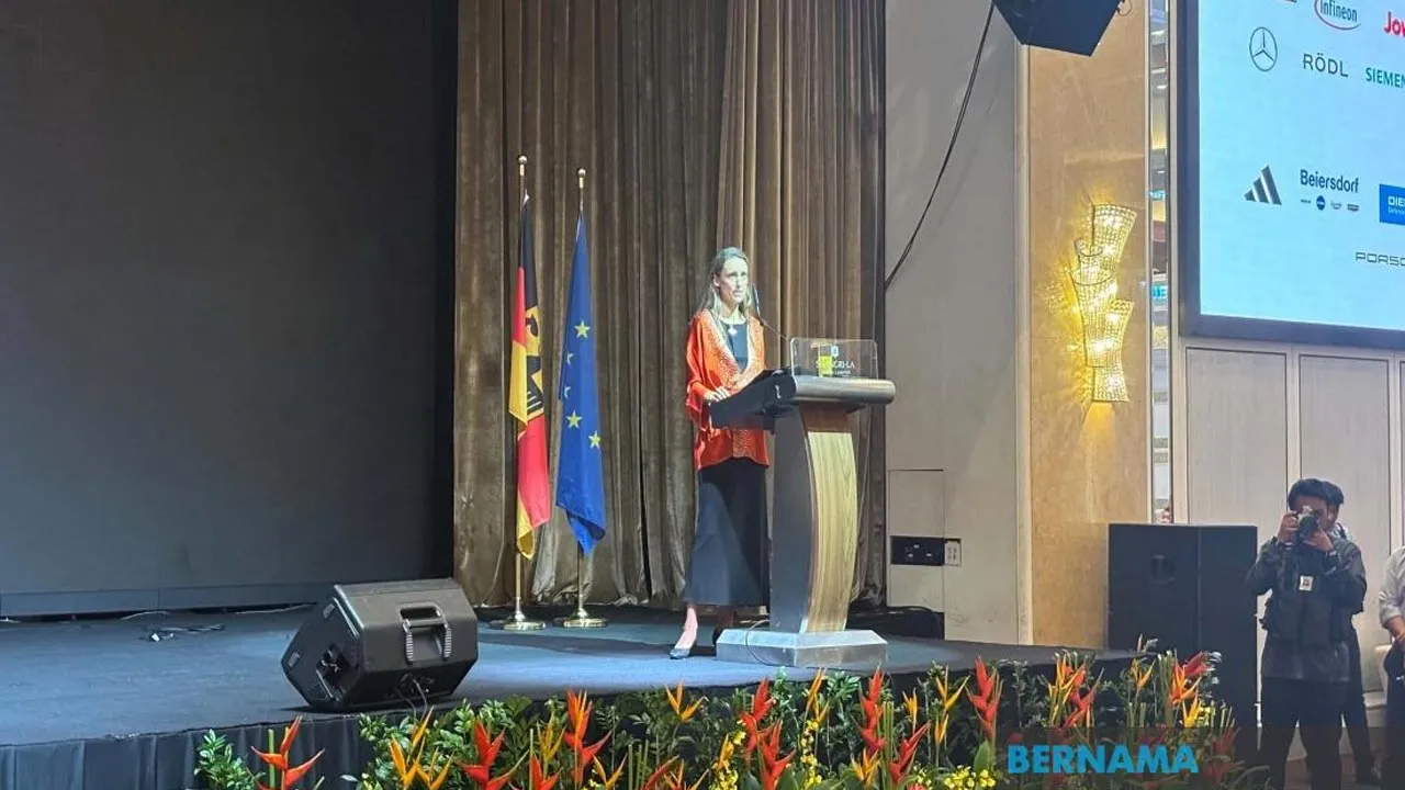 Duta Besar Jerman ke Malaysia, Silke Riecken-Daerr semasa ucapannya di majlis resepsi Hari Perpaduan Jerman yang diadakan di sini pada petang Khamis. -- BERNAMA