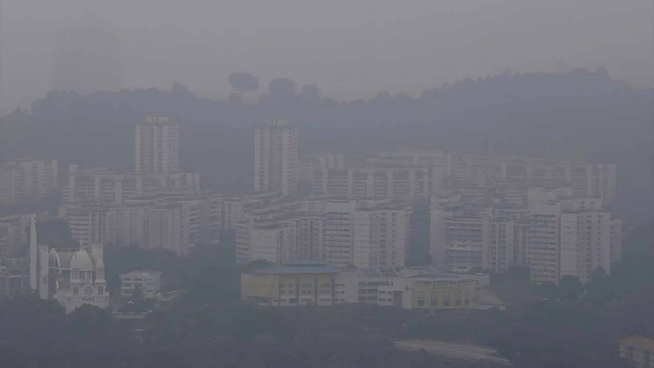 Haze shrouds residential and commercial buildings in southern Singapore as smoke from regional forest fires reduces visibility across the island city-state in Singapore, October14, 2026. REUTERS/Suhaimi Abdullah