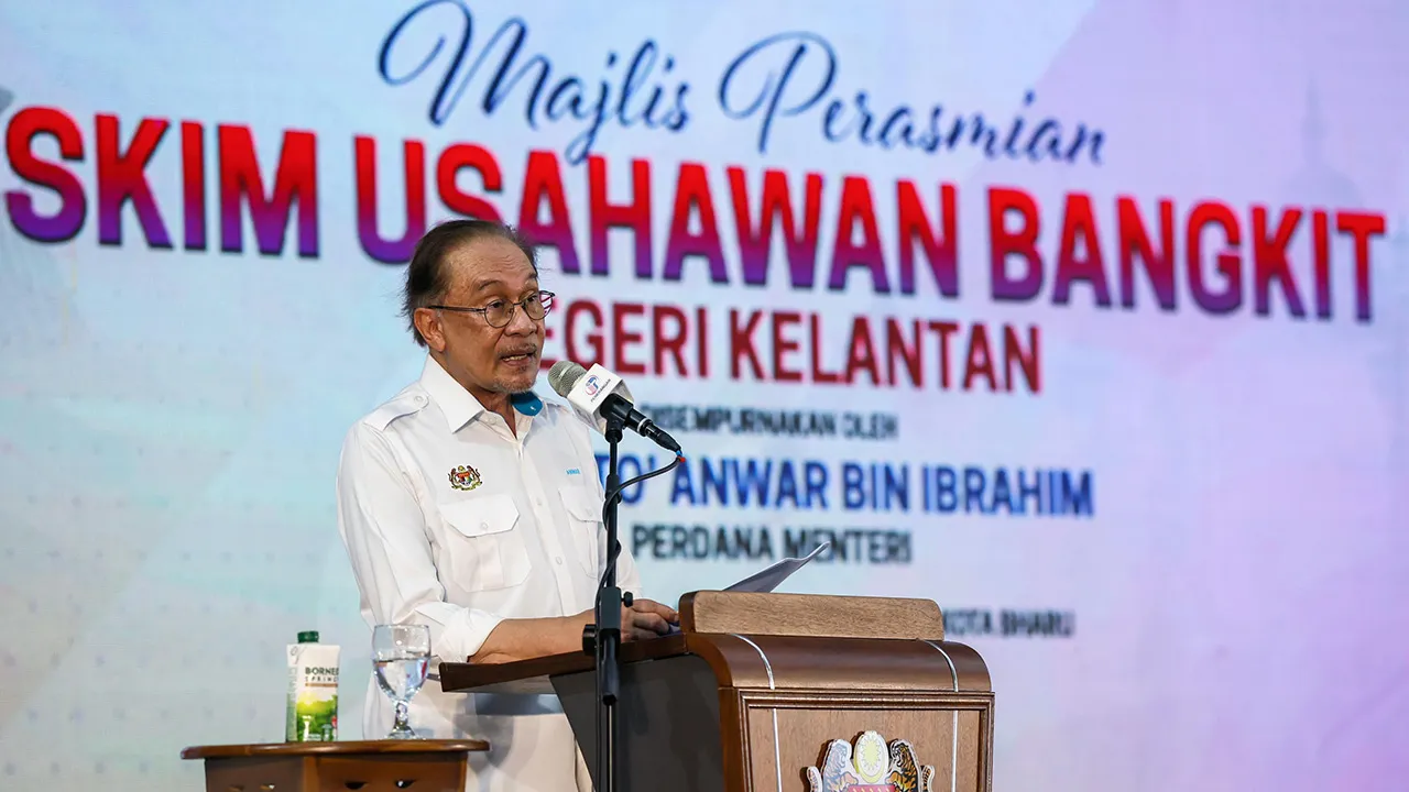 Perdana Menteri Datuk Seri Anwar Ibrahim berucap pada Perasmian Skim Usahawan Bangkit Negeri Kelantan hari ini.  --fotoBERNAMA