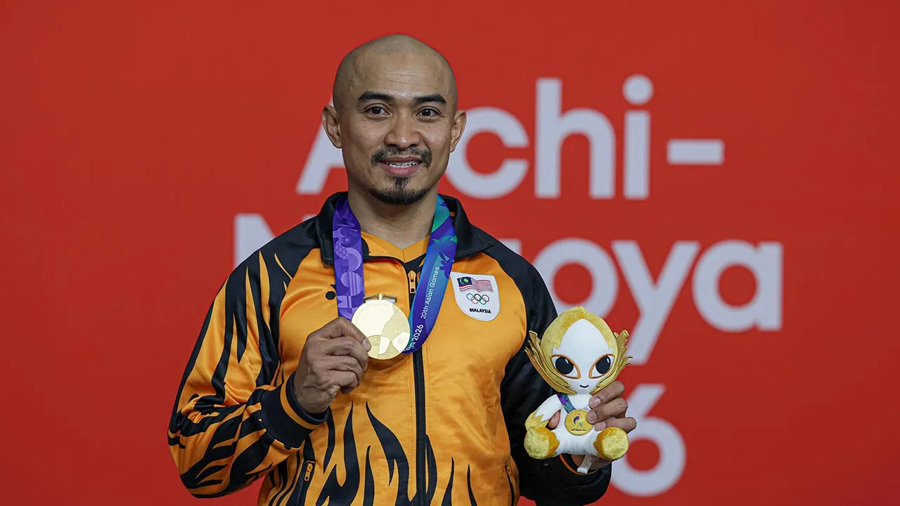 SHIZUOKA , 2 Okt - Jaguh berbasikal trek negara Datuk Mohd Azizulhasni Awang meraih pingat emas kelapan Malaysia selepas memenangi final acara Keirin lelaki pada Sukan Asia Aichi-Nagoya 2026 di Izu Velodrome hari ini. - fotoBERNAMA (2026) HAK CIPTA TERPELIHARA