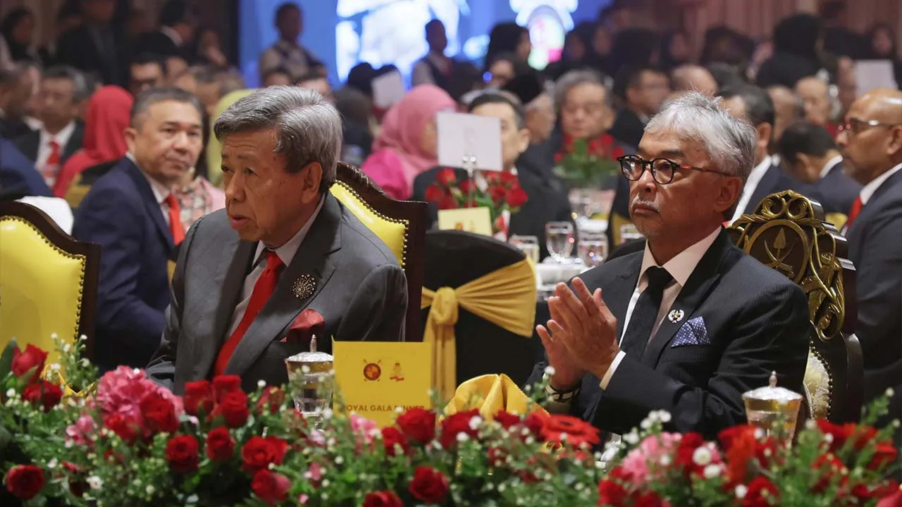 CYBERJAYA, 3 Okt - Sultan Selangor Sultan Sharafuddin Idris Shah (kiri) bersama Sultan Pahang Al-Sultan Abdullah Ri'ayatuddin Al-Mustafa Billah Shah berkenan berangkat ke Majlis Royal Gala Dinner Royal Selangor Polo & Equestrian Club (RSPEC) di Cyber Event Hall malam ini. - fotoBERNAMA (2026) HAK CIPTA TERPELIHARA *** Local Caption ***