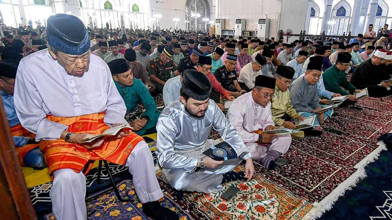 SHAH ALAM, 2 Okt - Sultan Selangor Sultan Sharafuddin Idris Shah (kiri) berkenan berangkat ke Majlis Bacaan Yasin, Doa Selamat dan Tahlil serta Solat Jumaat sempena Sambutan Jubli Perak 25 Tahun Pemerintahan Duli Yang Maha Mulia Sultan Selangor (2001 - 2026) di Masjid Sultan Salahuddin Abdul Aziz Shah, Shah Alam hari ini. Turut berangkat Raja Muda Selangor Tengku Amir Shah (dua, kiri). Hadir sama Menteri Besar Selangor Datuk Seri Amirudin Shari - fotoBERNAMA (2026) HAK CIPTA TERPELIHARA
