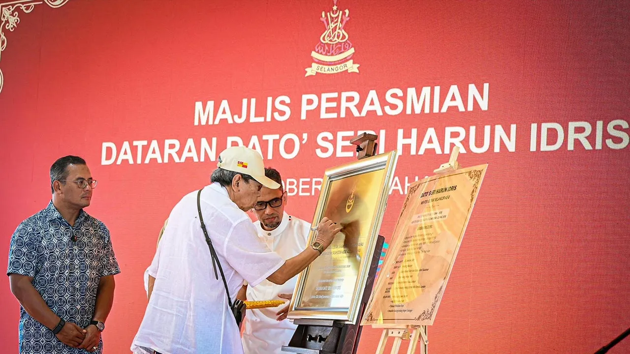 KUALA LANGAT, 11 Okt - Sultan Selangor Sultan Sharafuddin Idris Shah (tengah) berkenan menandatangai plak perasmian Dataran Dato' Seri Harun Idris di Pantai Morib hari ini.  Turut hadir Menteri Besar Selangor Datuk Seri Amirudin Shari (kiri).  - fotoBERNAMA (2026) HAK CIPTA TERPELIHARA