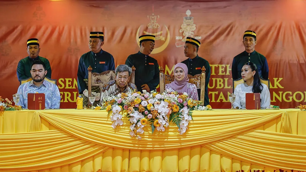 KLANG, 18 Okt -- Sultan Selangor Sultan Sharafuddin Idris Shah dan Tengku Permaisuri Selangor Tengku Permaisuri Norashikin bersama Raja Muda Selangor Tengku Amir Shah (kiri) dan isteri Datin Paduka Seri Afzaa Fadini Abdul Aziz (kanan) ketika santapan pada Majlis Jamuan Teh Diraja bersama Rakyat (Siri 1) sempena Sambutan Jubli Perak Pemerintahan 25 Tahun Sultan Selangor di Padang Mahkota, Istana Alam Shah, hari ini.  -- fotoBERNAMA (2026) HAK CIPTA TERPELIHARA
