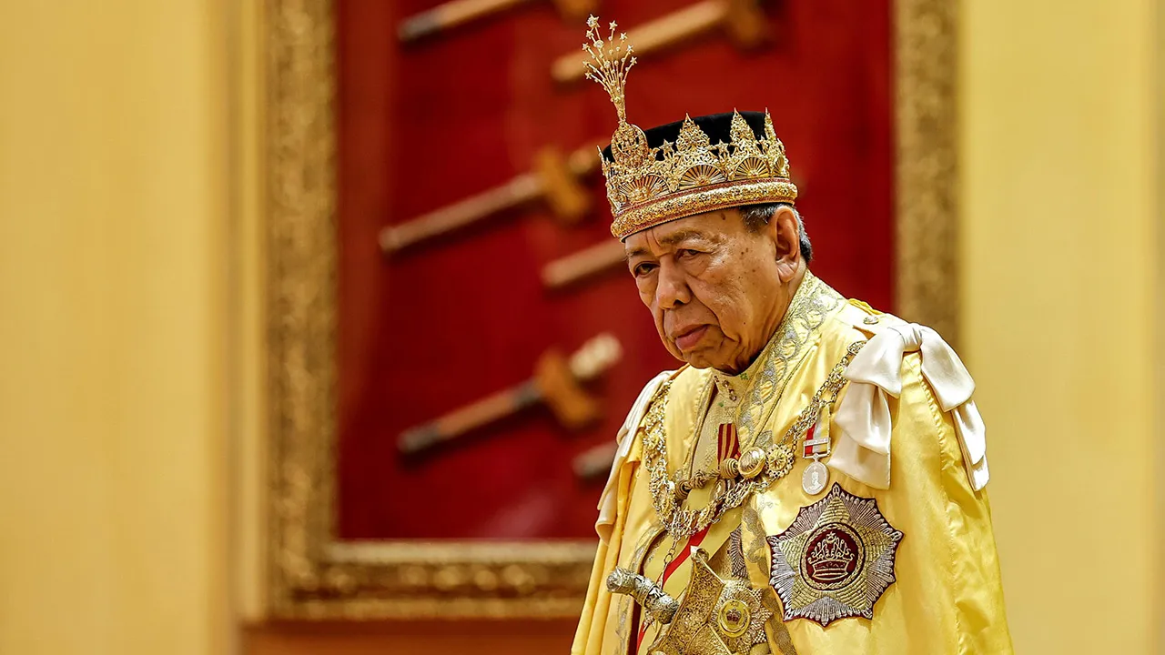 Sultan Selangor Sultan Sharafuddin Idris Shah berkenan berangkat pada Istiadat Pemasyhuran Gelaran dan Mengangkat Sumpah serta Menjunjung Duli Orang- Orang Besar Istana dan Dato' Diraja Selangor dan Istiadat Pengurniaan Darjah Kebesaran Negeri Selangor sempena Sambutan Jubli Perak Pemerintahan 25 Tahun Sultan Selangor di Balairung Seri, Istana Alam Shah hari ini.  -- fotoBERNAMA