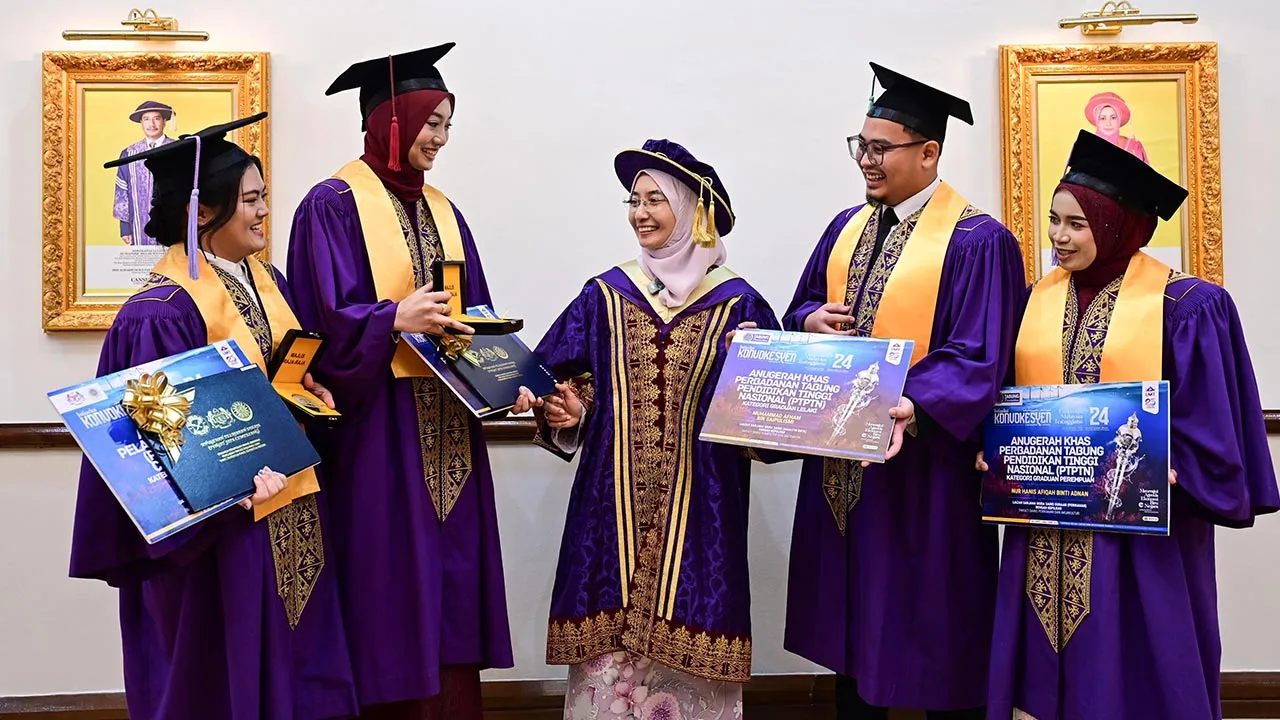 KUALA NERUS, 18 Okt -- Naib Canselor Universiti Malaysia Terengganu (UMT) Prof Dr Suriyani Muhamad (tengah) beramah mesra bersama penerima Anugerah Pelajaran Diraja, Julia El Myra Johan (dua kiri), Cindy Lim Hui Ling (kiri) dan penerima Anugerah Khas Perbadanan Tabung Pendidikan Tinggi Nasional, Nur Hanis Afiqah Adnan (kanan) dan Muhammad Afham Saipulismi (dua kanan) pada Istiadat Konvokesyen Ke-24 UMT di Dewan Sultan Mizan, hari ini.  Majlis Konvokesyen yang berlangsung selama empat hari itu menyaksikan se
