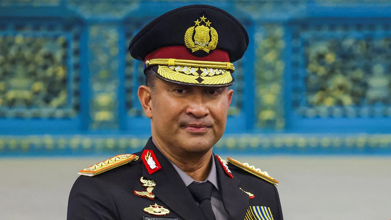 Indonesia's newly appointed National Police Chief Suyudi Ario Seto shakes hands with newly appointed Presidential Chief of Staff Listyo Sigit Prabowo following their inauguration at the State Palace in Jakarta, Indonesia, October 1, 2026. REUTERS/Ajeng Dinar Ulfiana