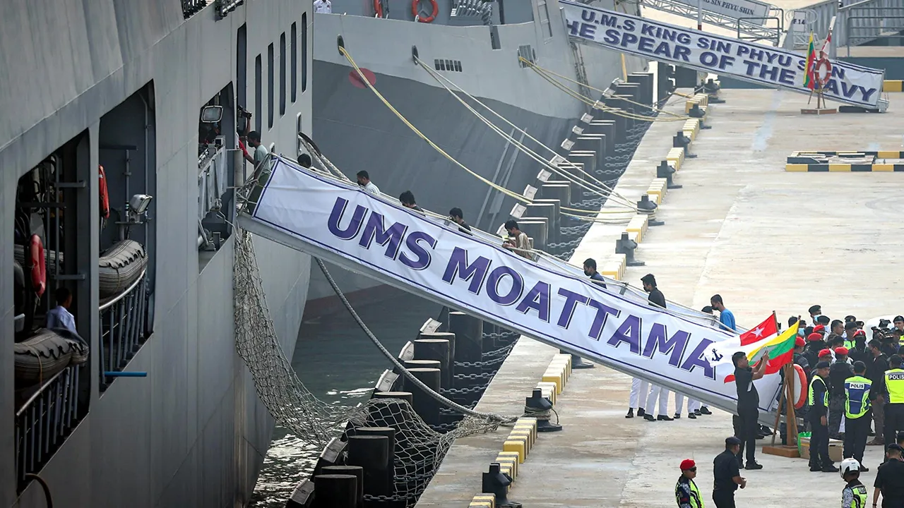 LUMUT, 29 Sept - Tahanan warga Myanmar dibawa pulang ke negara asal menggunakan kapal UMS Moattama milik Tentera Laut Myanmar di Pangkalan Tentera Laut Diraja Malaysia (TLDM) hari ini. Malaysia hari ini melaksanakan proses penghantaran pulang fasa pertama melibatkan 1,476 tahanan warga Myanmar menggunakan tiga kapal, termasuk sebuah kapal hospital milik Tentera Laut Myanmar. - fotoBERNAMA (2026)