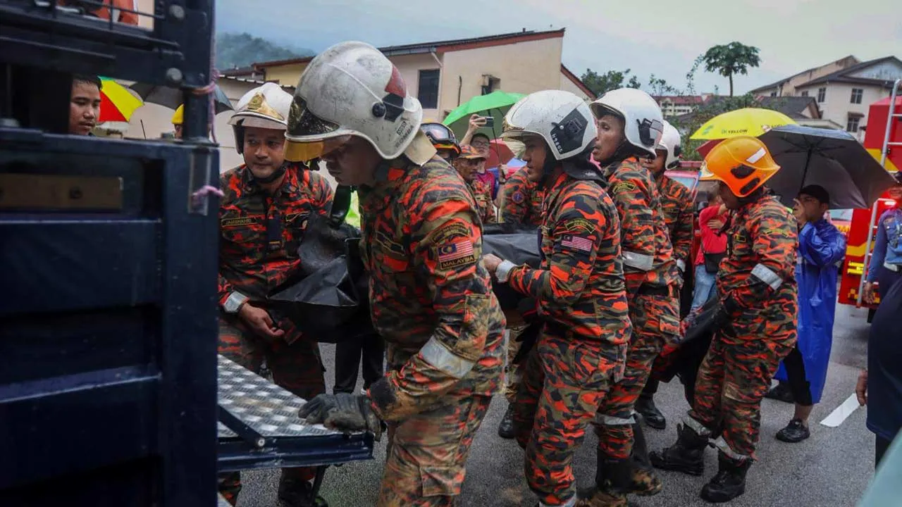 GEORGE TOWN, 25 Okt -- Anggota Bomba dan Penyelamat mengusung seorang lelaki yang maut selepas tertimbus dalam kejadian tanah runtuh di sebuah rumah berkembar dua tingkat di Taman Seri Rambai, Paya Terubong di sini, hari ini.