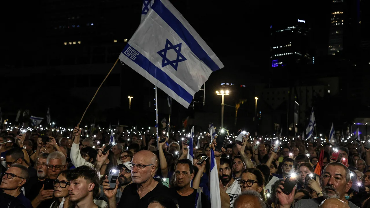 Israelis attend a rally to demand the establishment of an independent state commission of inquiry into the October 7, 2023, Hamas-led attacks and the events leading up to them, ahead of Israel's parliamentary election on October 27, in Tel Aviv, Israel, October 24, 2026. REUTERS/Nir Elias