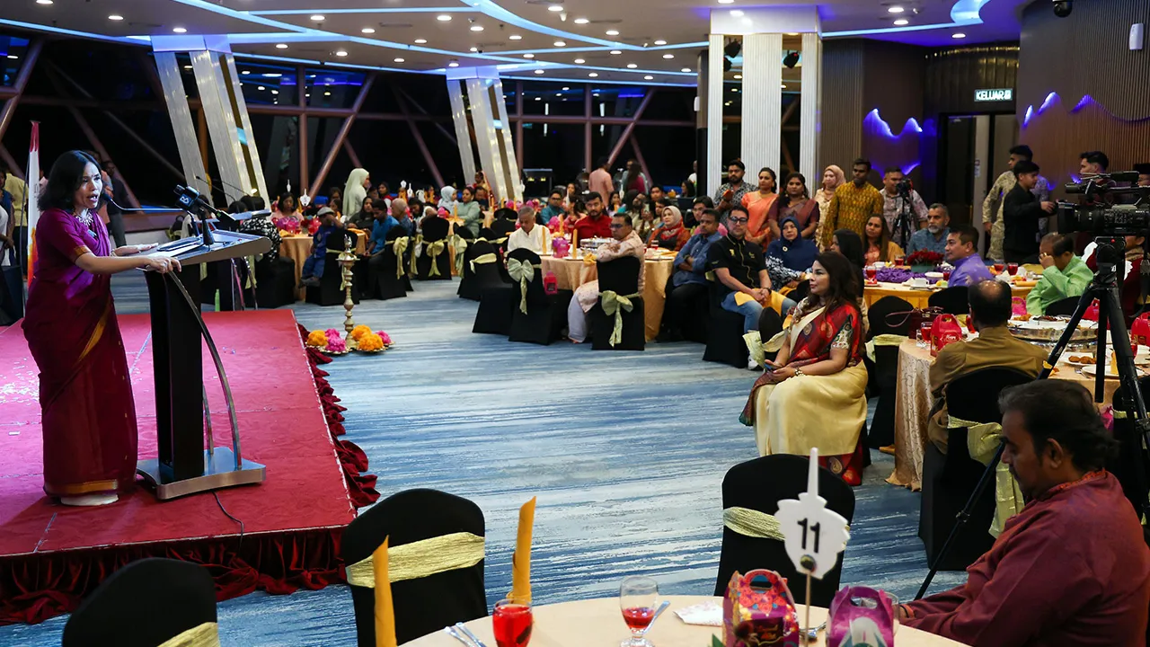 KUALA LUMPUR, 25 Okt -- Timbalan Menteri Komunikasi Teo Nie Ching berucap sebelum menyampaikan sumbangan Tabung Kasih@HAWANA X TM sempena Majlis Apresiasi Media Minnal FM di Menara Kuala Lumpur hari ini.