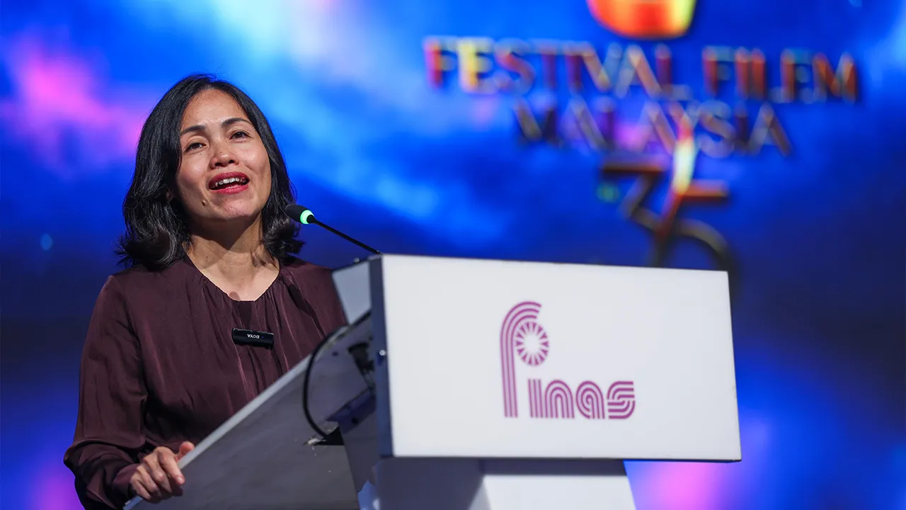 PETALING JAYA, 10 Okt - Timbalan Menteri Komunikasi Teo Nie Ching berucap pada majlis perasmian dan pengumuman Top 5 Festival Filem Malaysia ke-35 (FFM35) di Wisma Perbadanan Kemajuan Filem Nasional Malaysia (FINAS), malam ini.  - fotoBERNAMA (2026) HAK CIPTA TERPELIHARA