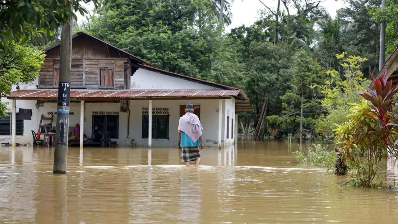 ALOR SETAR,26 Okt -- Sebanyak empat pusat pemindahan sementara (PPS) dibuka di daerah Pendang dan Yan bagi menempatkan 192 mangsa banjir daripada 67 keluarga yang terjejas.  Menurut laman sesawang rasmi Public InfoBanjir, tiga stesen pemantauan di Kedah merekodkan paras air melebihi tahap bahaya, iaitu Sungai Durian Burung di Durian Burung, Sungai Melaka di Padang Matsirat dan Kampung Padang Pasir.  Sungai Anak Bukit di Taman Aman dan Sungai Titi Kerbau di Kubur Panjang melepasi tahap waspada, manakala Sung