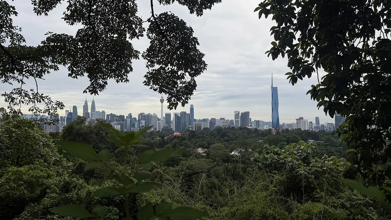 KUALA LUMPUR, 25 Okt -- Pemandangan ibu kota yang semakin jelas dengan keadaan kualiti udara yang bertambah baik dapat dilihat ketika tinjauan di Bukit Tunku, hari ini._BERNAMA