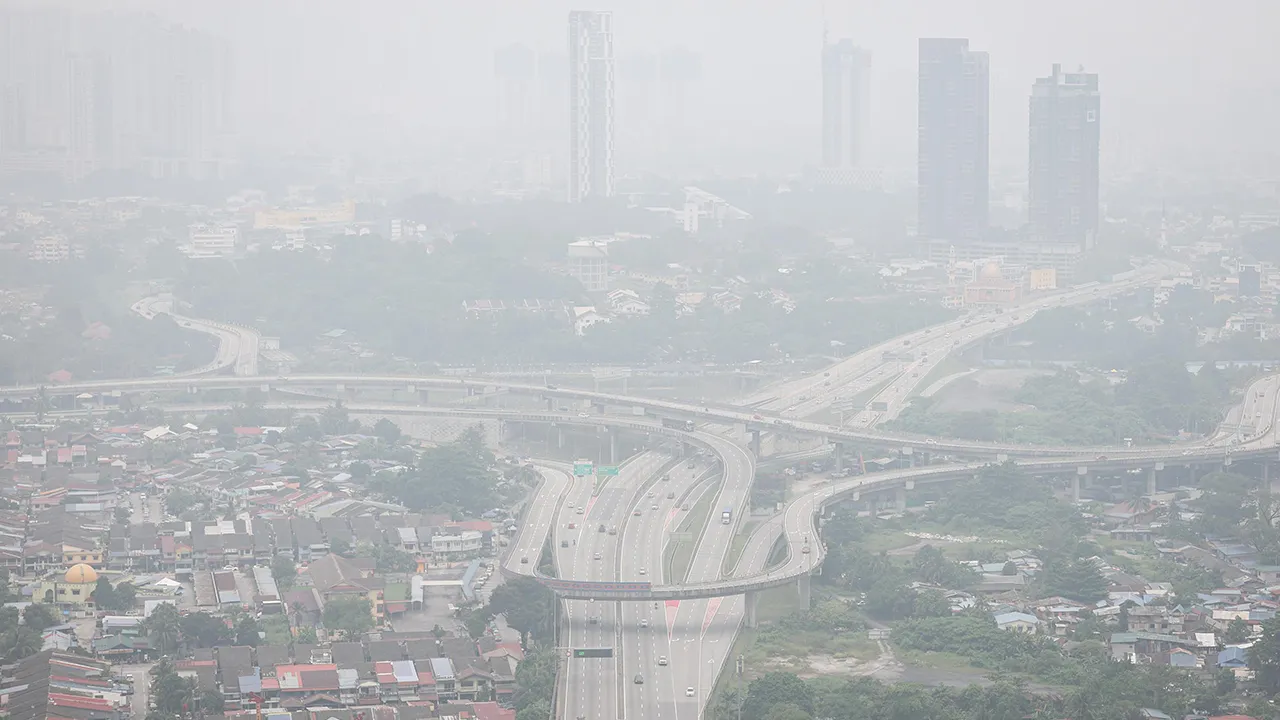 KUALA LUMPUR, 18 Okt "- Keadaan jerebu yang menyelubungi ibu negara sehingga menjejaskan jarak penglihatan menyebabkan Menara Berkembar Petronas (KLCC) tidak kelihatan ketika tinjauan hari ini.  Menurut Sistem Pengurusan Indeks Pencemaran Udara Malaysia (APIMS) Jabatan Alam Sekitar (JAS), stesen Cheras merekodkan bacaan Indeks Pencemaran Udara (IPU) 156, manakala Batu Muda mencatatkan 155 setakat pagi ini, kedua-duanya pada tahap tidak sihat._BERNAMA