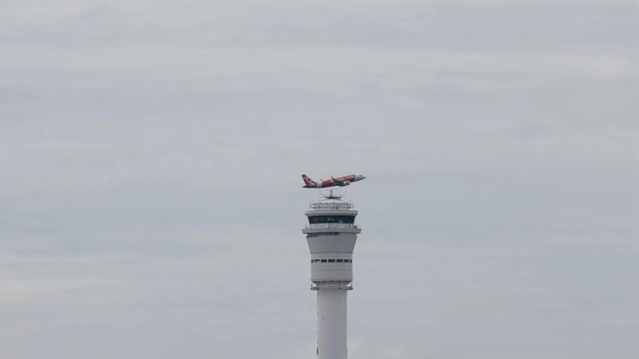 SEPANG, 26 Okt -- Langit kembali cerah, pemandangan Lapangan Terbang Antarabangsa Kuala Lumpur (KLIA) kini lebih jelas susulan peningkatan kualiti udara ketika tinjauan hari ini.  Cuaca yang semakin baik membawa kelegaan selepas keadaan berjerebu sebelum ini, sekali gus membolehkan orang ramai menikmati semula panorama sekitar lapangan terbang tanpa dilindungi kabus jerebu.  -- fotoBERNAMA (2026) HAK CIPTA TERPELIHARA  Photographed By: FAISAL JAAFAR