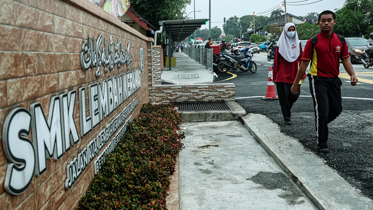 KUALA LUMPUR, 15 Okt -- Pelajar-pelajar yang hadir ke sekolah dilihat mengambil langkah berjaga-jaga dengan memakai pelitup muka walaupun situasi jerebu yang sudah berkurangan ketika tinjauan di sekitar Lembah Keramat hari ini.  Semua sekolah dan institusi pendidikan di bawah Kementerian Pendidikan (KPM) di Kuala Lumpur, Putrajaya, Negeri Sembilan, Melaka, Perak dan Pahang dibuka semula hari ini berikutan penurunan bacaan Indeks Pencemaran Udara (IPU).  -- fotoBERNAMA (2026) HAK CIPTA TERPELIHARA