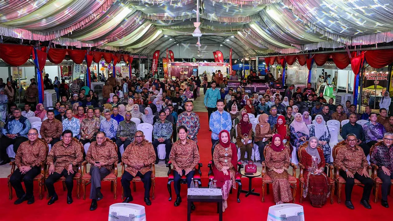 TASEK GELUGOR, 3 Okt - Yang Dipertua Negeri Pulau Pinang Tun Ramli Ngah Talib (lima, kiri) bersama isteri Toh Puan Raja Noora Ashikin Raja Abdullah (lima, kanan) bergambar bersama orang ramai pada majlis perasmian Ekspo PERDA (EXPERT) 2026 di Midtown PERDA, Kubang Menerong, malam tadi. Turut hadir Pengerusi PERDA Datuk Dr Shaik Hussein Mydin (empat, kiri). - fotoBERNAMA (2026) HAK CIPTA TERPELIHARA