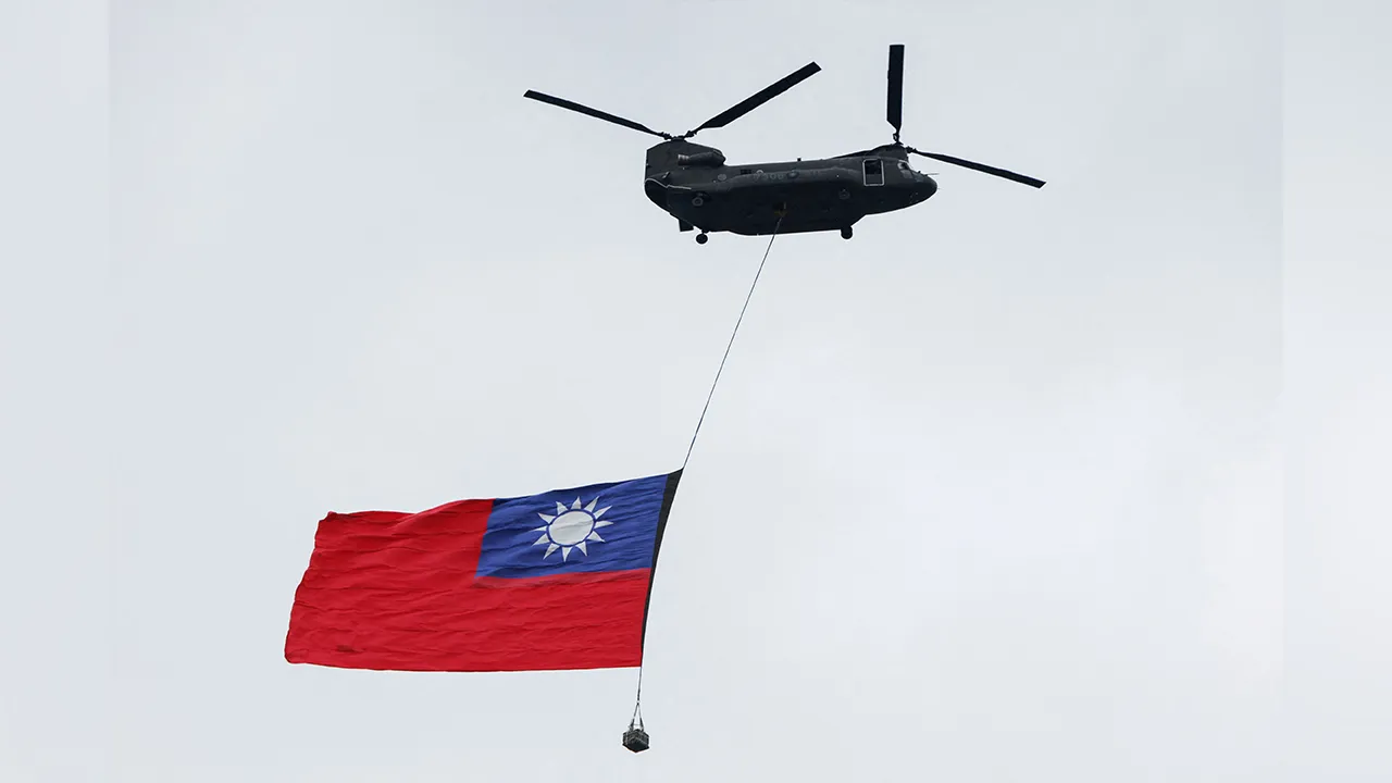 A US-made Chinook helicopter flies with a giant Taiwanese flag during a rehearsal ahead of Taiwan's National Day celebrations in Taipei, Taiwan, October 6, 2026. REUTERS/Ann Wang