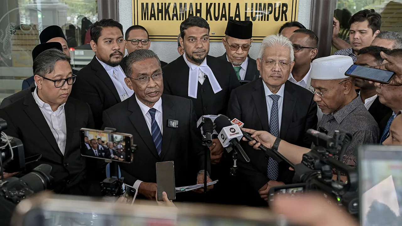 KUALA LUMPUR, 22 Okt -- Setiausaha Agung Perikatan Nasional (PN) Datuk Seri Takiyuddin Hassan (tengah) bersama Presiden Parti Wawasan Negara Datuk Seri Hamzah Zainuddin bercakap pada sidang media selepas menghadiri prosiding di Mahkamah Tinggi hari ini berhubung permohonan PN untuk menangguhkan tindakan Jabatan Pendaftaran Pertubuhan Malaysia (RoS) terhadap gabungan itu._BERNAMA