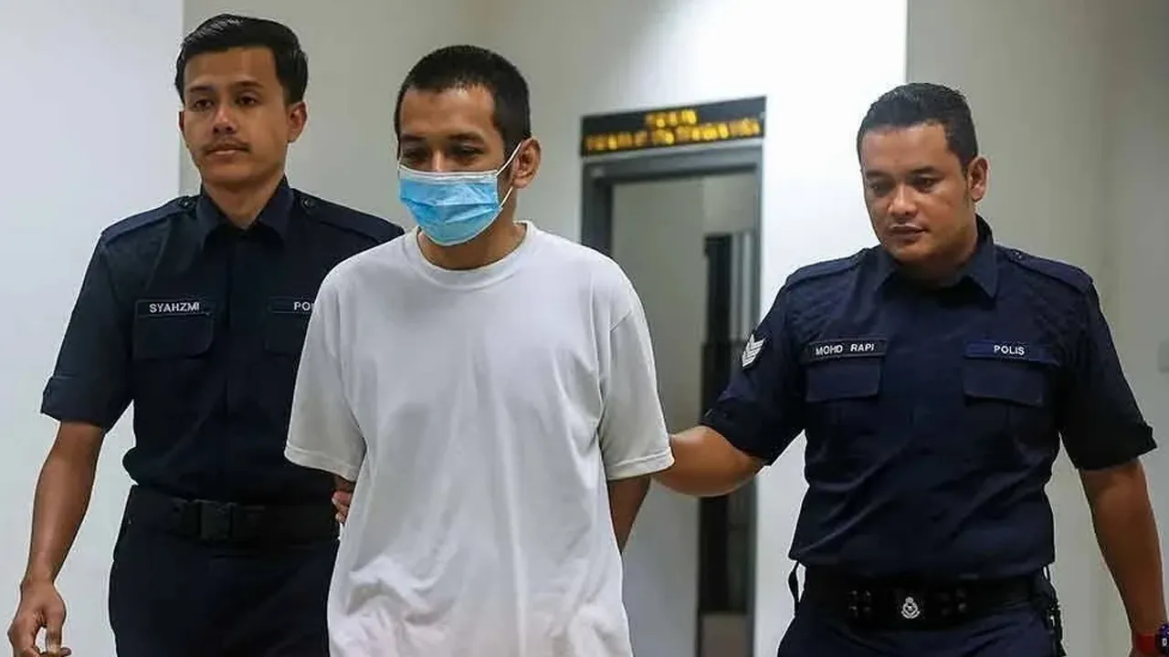 Hafizul memakai baju T berwarna putih dibawa ke Mahkamah Sesyen Sepang pada 2024 lalu.