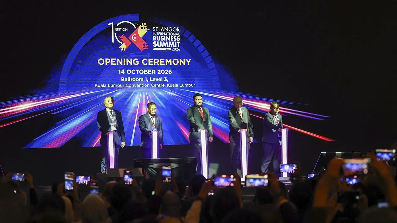 KUALA LUMPUR, 14 Okt - The Raja Muda of Selangor, Tengku Amir Shah Sultan Sharafuddin Idris Shah (centre) executing the launch gimmick at the opening ceremony of the Selangor International Business Summit (SIBS) 2026 at the Kuala Lumpur Convention Centre (KLCC) today.  Also present, Selangor Menteri Besar Datuk Seri Amirudin Shari (second, left). - fotoBERNAMA (2026) HAK CIPTA TERPELIHARA