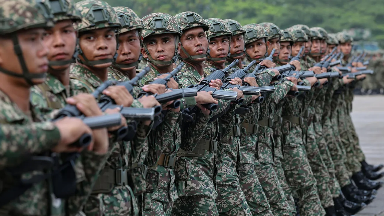 PORT DICKSON, 17 Okt -- Seramai 1,485 Perajurit Muda Lelaki Siri 206/26 menamatkan latihan dalam Upacara Perbarisan Tamat Latihan di Pusat Latihan Asas Tentera Darat (PUSASDA) hari ini.  --fotoBERNAMA (2026)