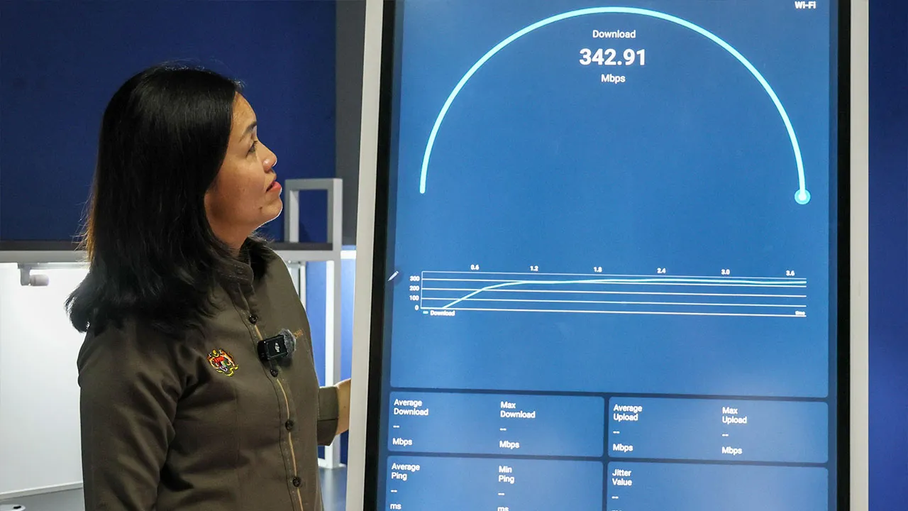 NIBONG TEBAL, 3 Okt - Timbalan Menteri Komunikasi Teo Nie Ching melihat ujian perkhidmatan Wi-Fi semasa melakukan lawatan kerja Projek Liputan Institusi Pendidikan Tinggi Awam (IPTA) di Universiti Sains Malaysia (USM) Kampus Kejuruteraan hari ini. - fotoBERNAMA
