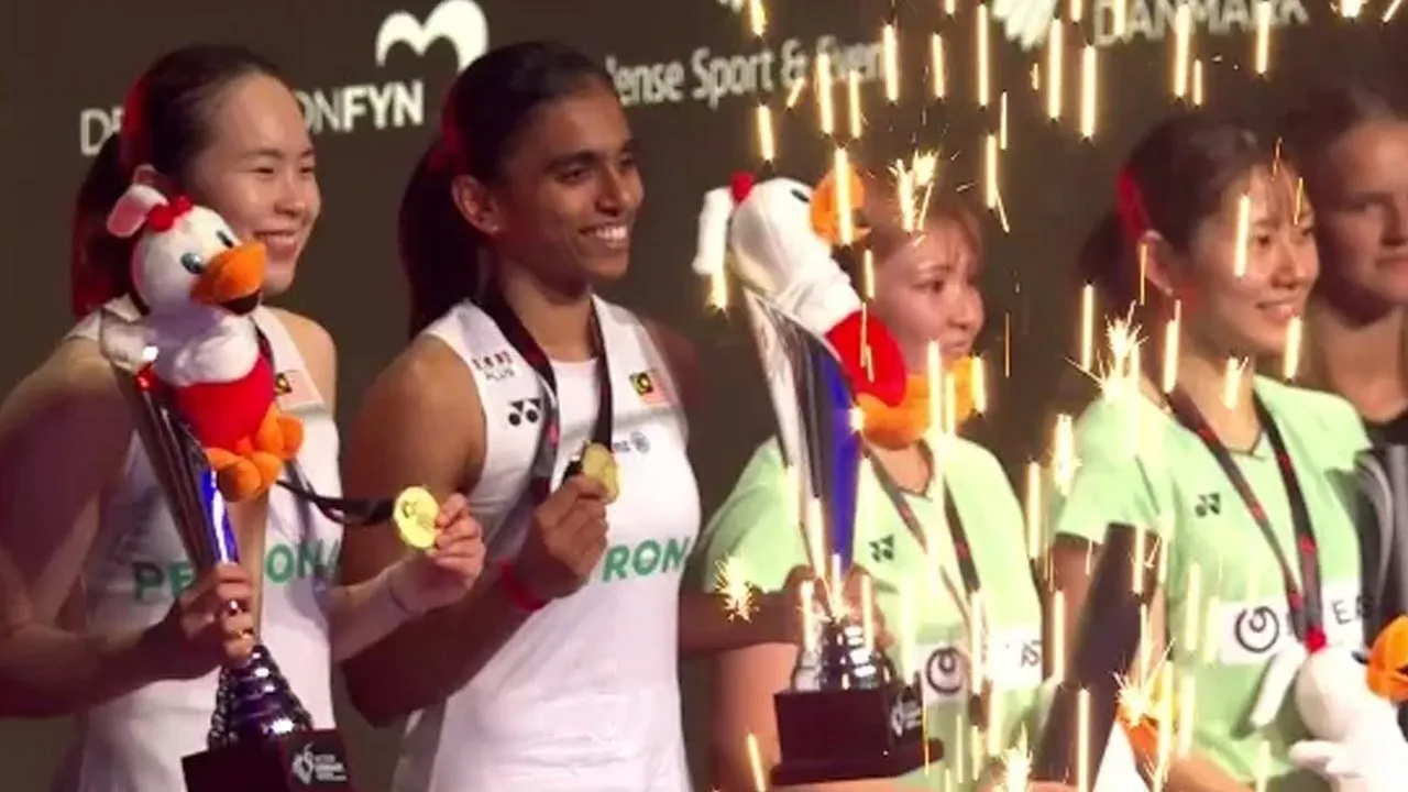 Beregu wanita negara, Pearly Tan- M Thinaah, meletakkan Malaysia di mata dunia apabila menjuarai gelaran kedua tahun ini, Terbuka Denmark, di Odense sebentar tadi. -- stadiumastro
