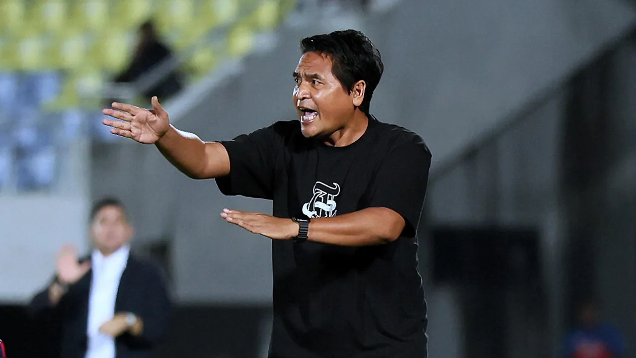 KUALA NERUS, 18 Okt -- Reaksi Ketua Jurulatih Terengganu FC (TFC) Nafuzi Zain selepas pasukannya ketinggalan 0-2 kepada Johor Darul Ta'zim pada saingan Liga Super Malaysia di Stadium Sultam Mizan Zainal Abidin, Gong Badak, malam ini.  Keputusan perlawanan, TFC 0-3 JDT.  -- fotoBERNAMA (2026)