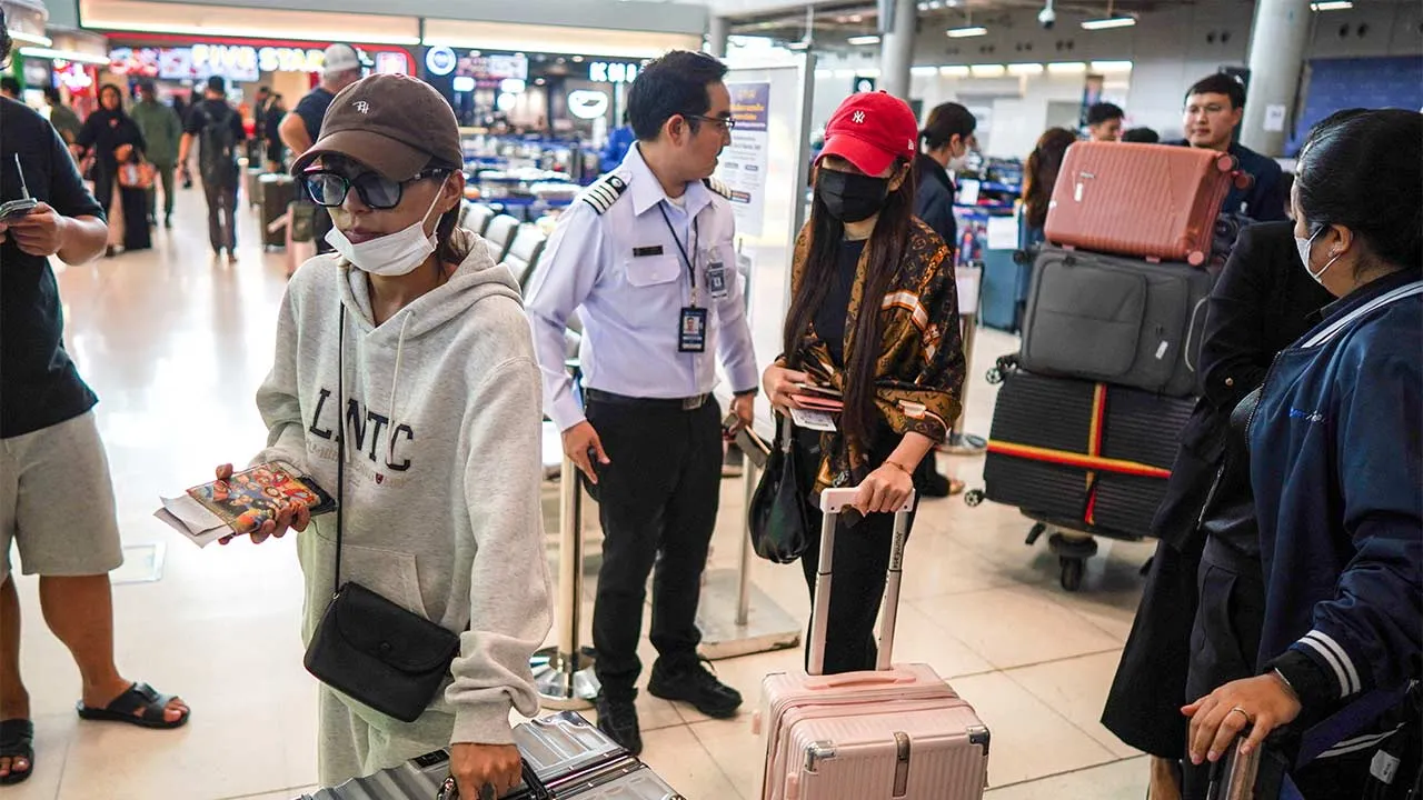 Thailand mencadangkan bayaran 450 Baht (kira-kira RM54.56) bagi pelancong asing yang memasuki negara itu melalui udara. - Foto REUTERS/Athit Perawongmetha