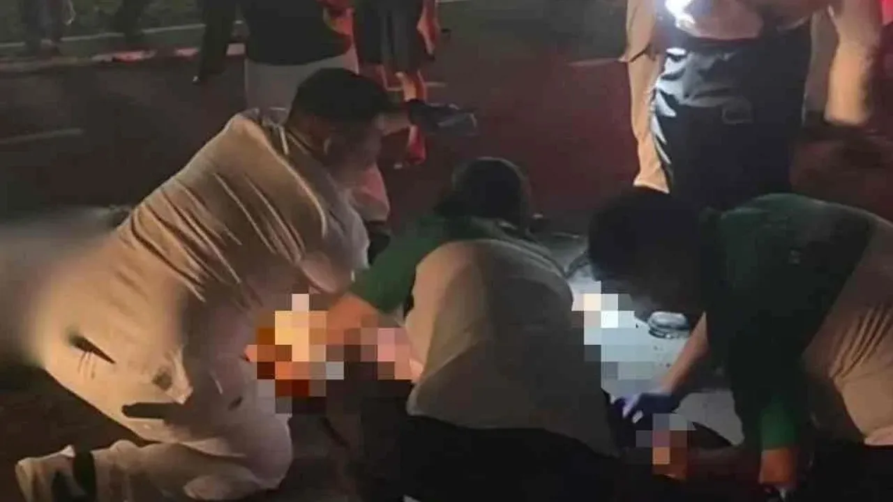ALOR SETAR – Salah seorang daripada tiga mangsa tragedi renjatan elektrik yang menyertai perarakan keagamaan di Mergong di sini pada malam Selasa melecur kira-kira 80 peratus pada seluruh badan dan masih tidak sedarkan diri.