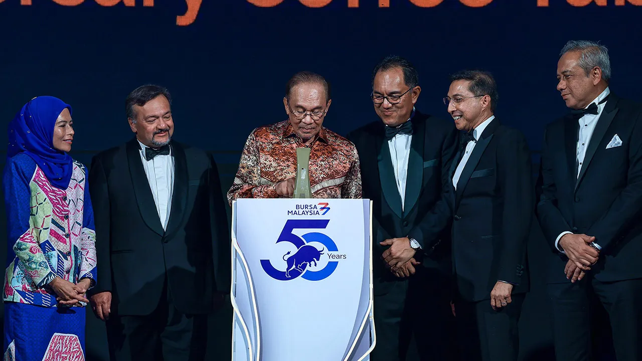 Perdana Menteri Datuk Seri Anwar Ibrahim (tiga,kiri) merasmikan Majlis Makan Malam Gala Ulang Tahun Ke-50 Bursa Malaysia di sebuah hotel hari ini.  Turut hadir, Menteri Kewangan II Datuk Seri Amir Hamzah Azizan (dua,kiri), Menteri Perladangan dan Komoditi Datuk Seri Dr Noraini Ahmad (kiri) dan Pengerusi Bursa Malaysia Tan Sri Abdul Farid Alias (tiga,kanan).  --fotoBERNAMA