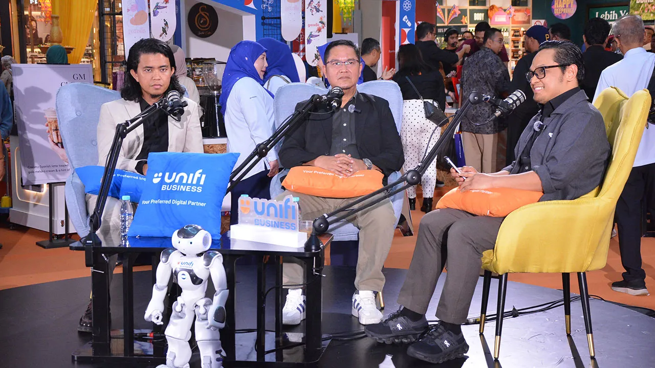 (Dari kanan) Naib Presiden Unifi Business, Dr Mohamad Yusman Ammeran; Ketua Pegawai Eksekutif Robopreneur, Dr Hanafiah Yussof; dan Ketua Pegawai Eksekutif Kopi Saigon, Asyraf Kamal ketika sesi Podcast Jiwa SME di Jelajah Jiwa SME 2026 Kedah di Alor Setar. - foto/Astro AWANI