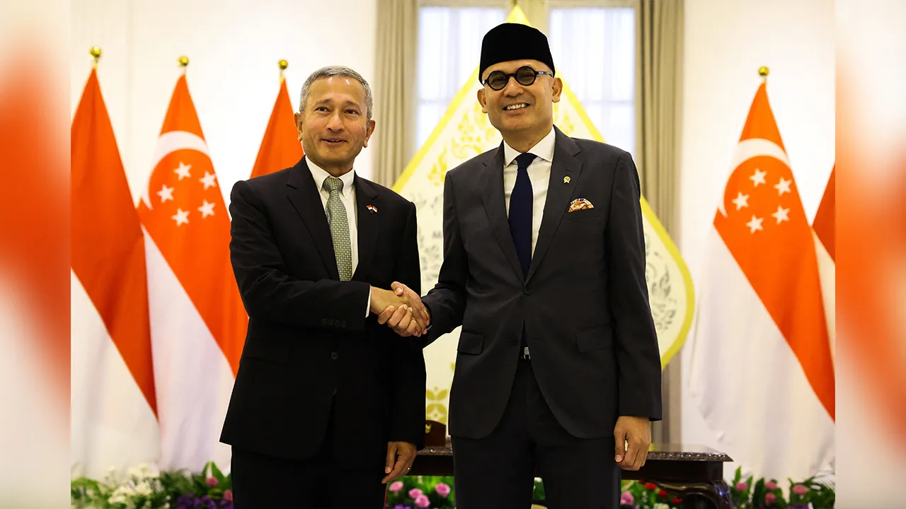 Singapore Foreign Minister Vivian Balakrishnan shakes hands with Indonesia's Foreign Minister Arrmanatha Nasir during their meeting in Jakarta, Indonesia, October 27, 2026. REUTERS/Ajeng Dinar Ulfiana