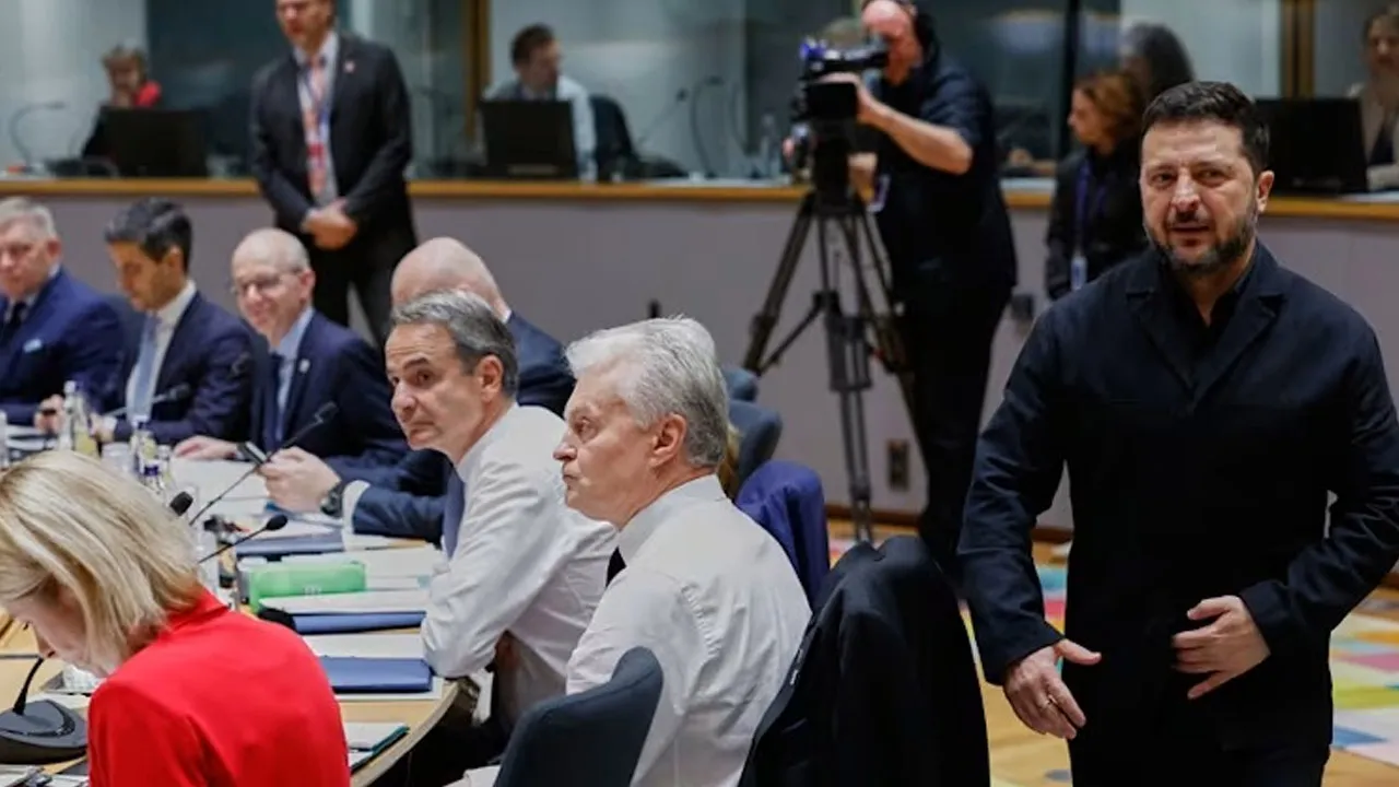 Ukraine's President Volodymyr Zelenskyy (right) walks behind EU leaders as he arrives for a round table meeting at the EU summit in Brussels, Oct 16, 2026. (Photo: AP/Geert Vanden Wijngaert)